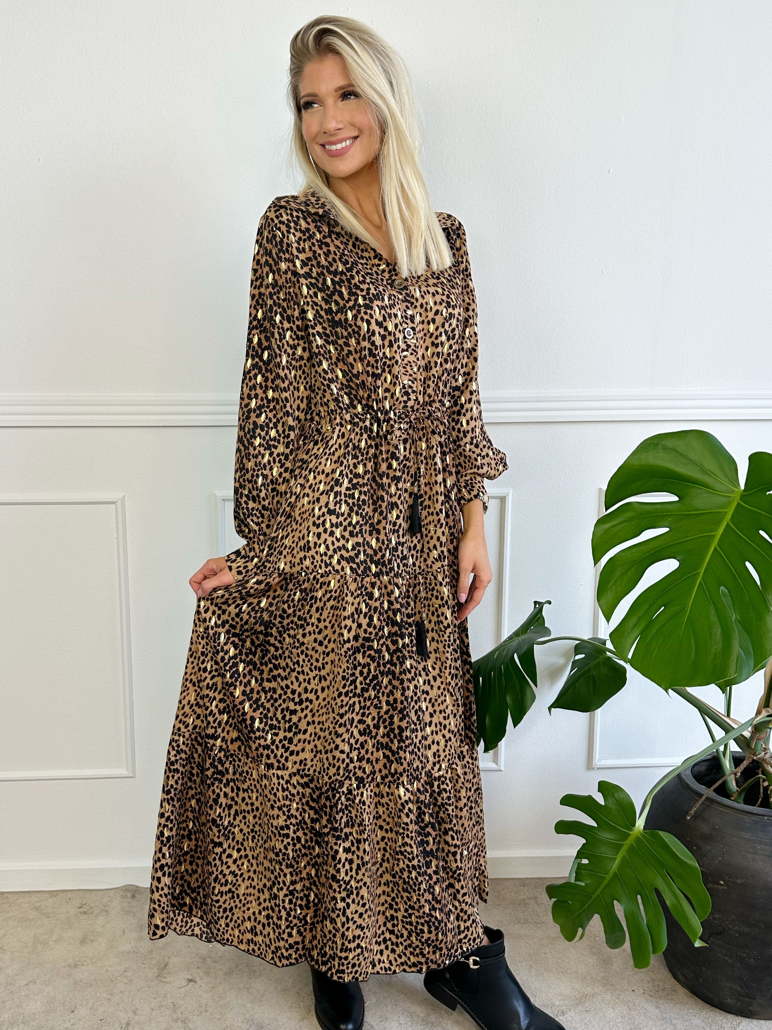 Jamilah - Lång klänning i lager på lager look med gulddetaljer